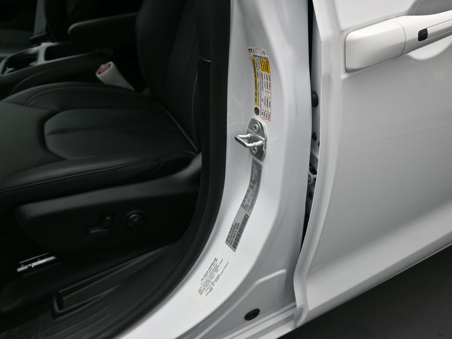 White Chrysler Voyager image number 18