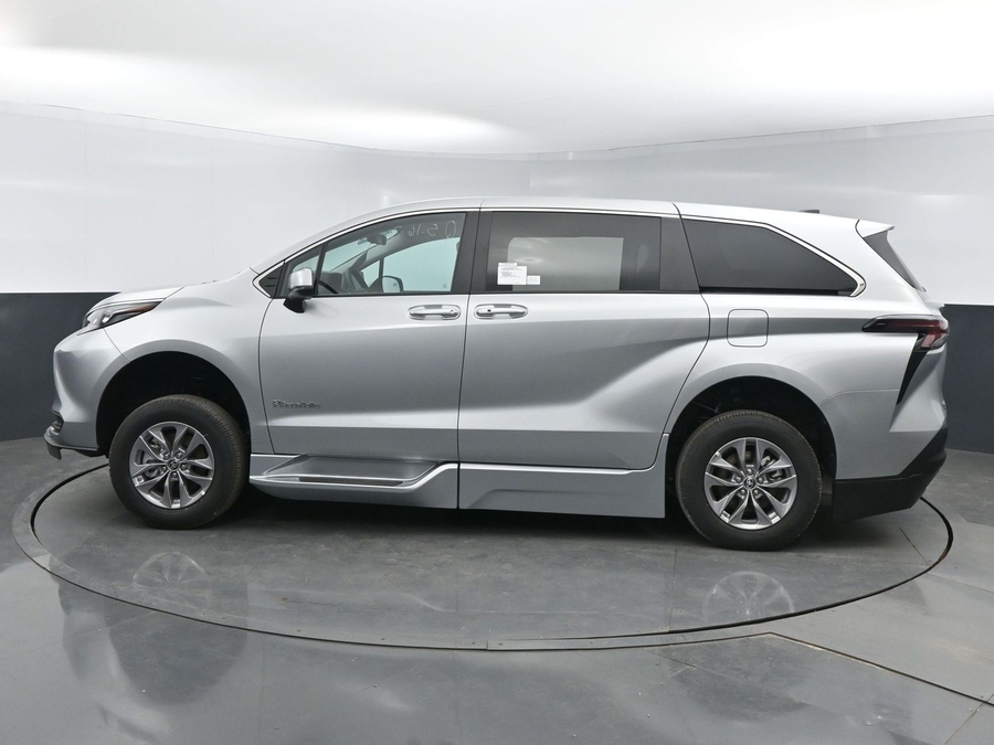New 2025 Toyota Sienna Hybrid LE - BraunAbility Side Entry Entry Fold Out Automatic Ramp