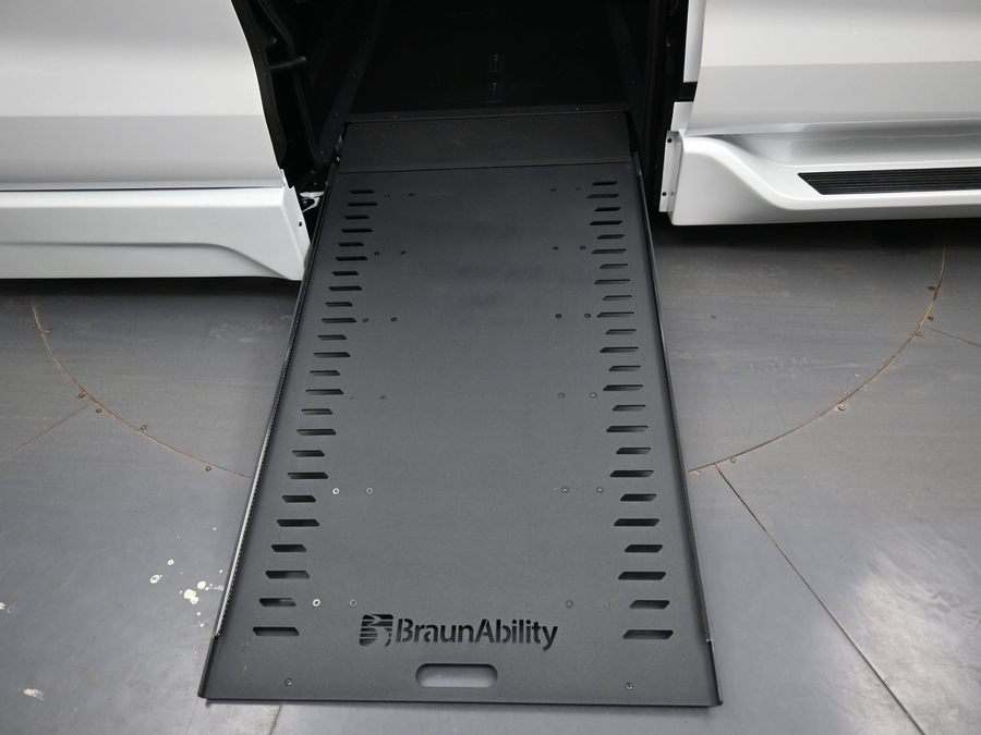 New 2026 Toyota Sienna Hybrid XLE Base - BraunAbility Side Entry Entry Fold Out Automatic Ramp