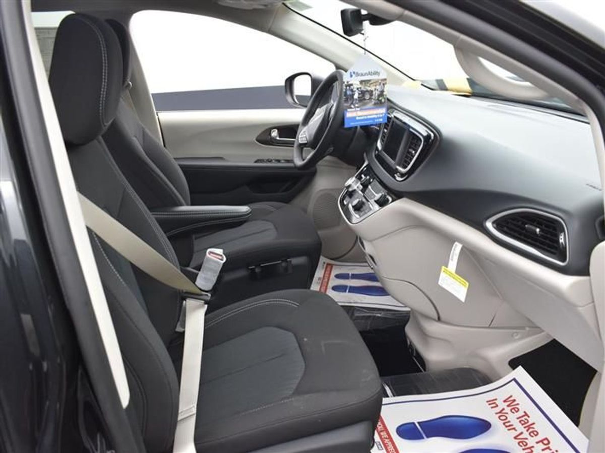 Black Chrysler Voyager image number 13