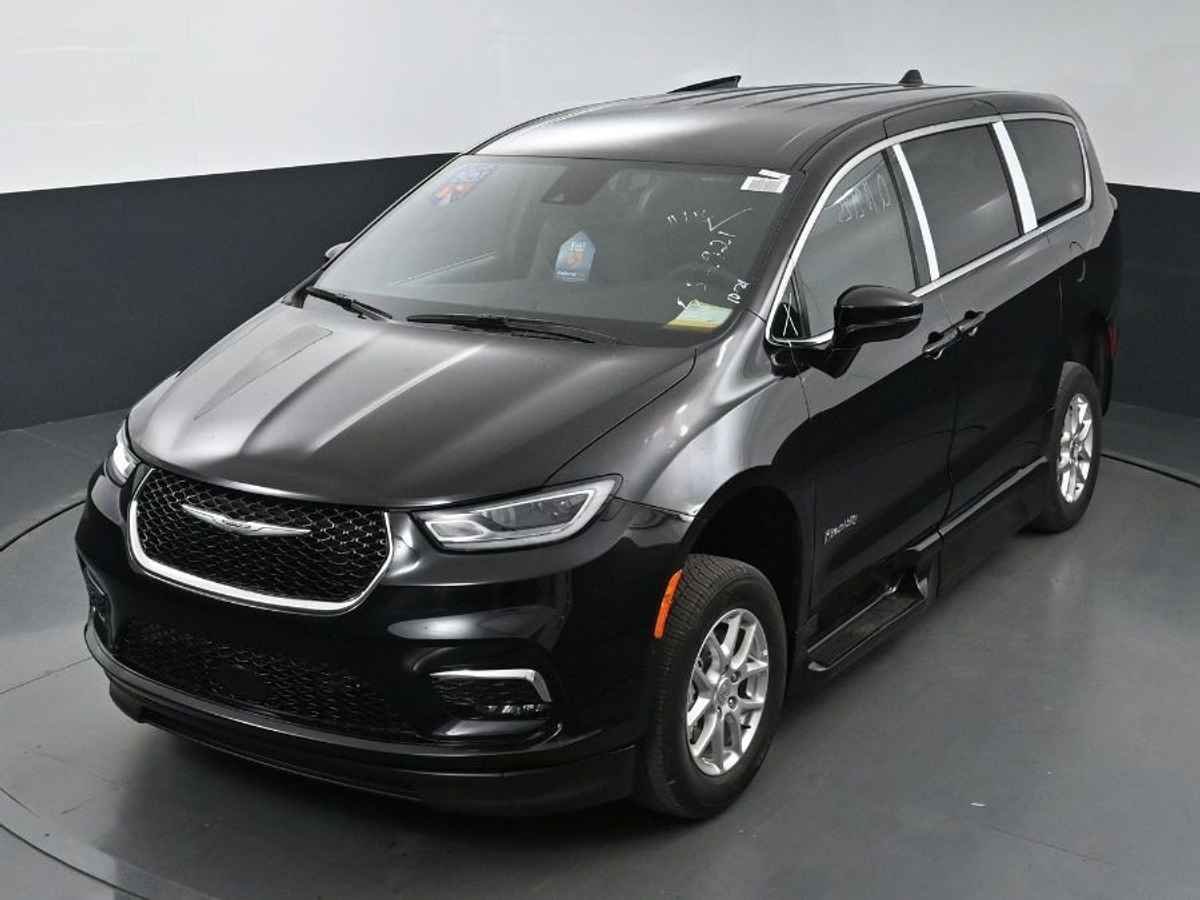 Black Chrysler Pacifica image number 22