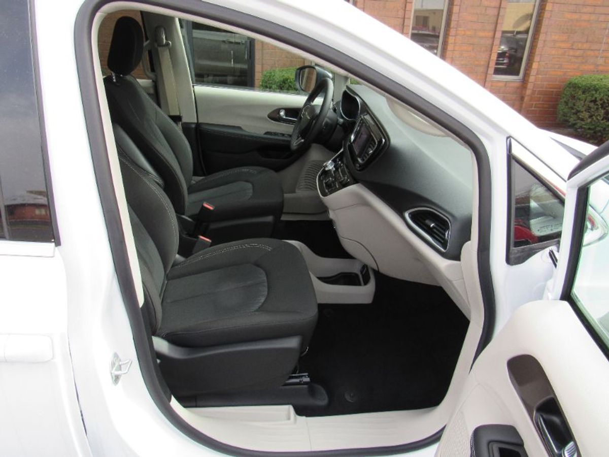 2024 CHRYSLER VOYAGER - Image 7