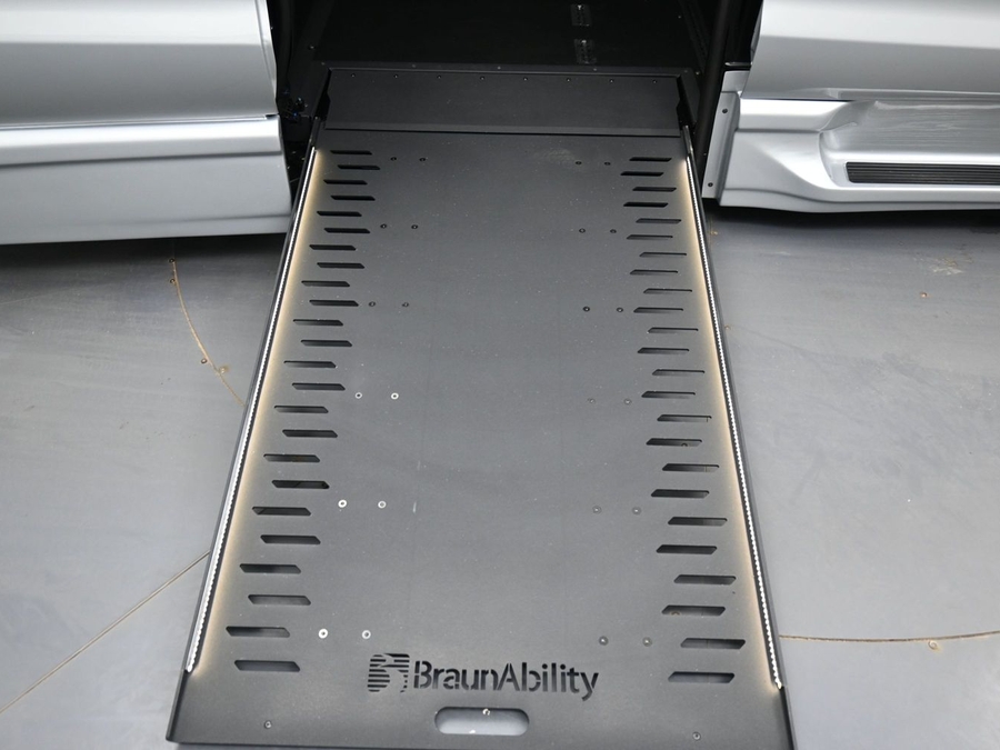 New 2026 Chrysler Pacifica Select Safety - BraunAbility Side Entry Entry In Floor Automatic Ramp