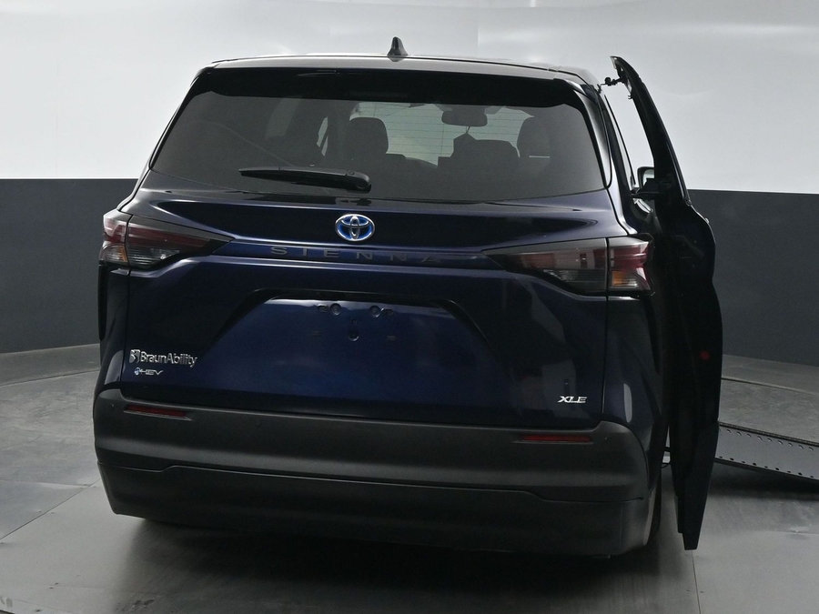 New 2025 Toyota Sienna Hybrid XLE Base - BraunAbility Side Entry Entry In Floor Automatic Ramp