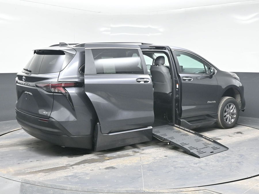 New 2025 Toyota Sienna Hybrid XLE Plus - BraunAbility Side Entry Entry Fold Out Automatic Ramp