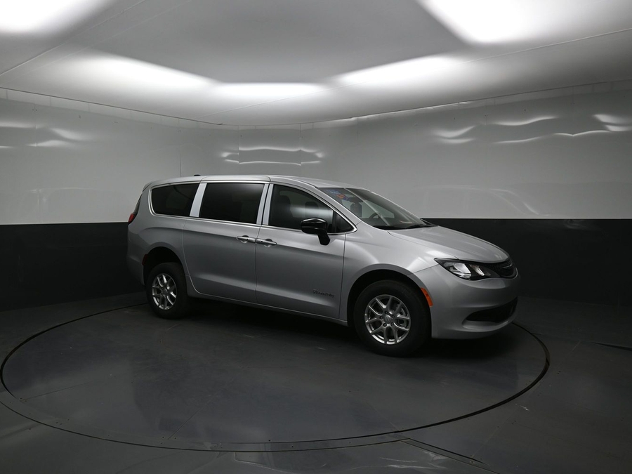 Silver Chrysler Voyager image number 16