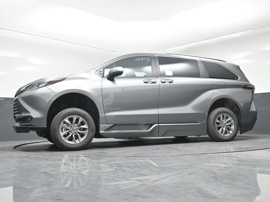New 2026 Toyota Sienna Hybrid XLE Add - BraunAbility Side Entry Fold Out Automatic Ramp