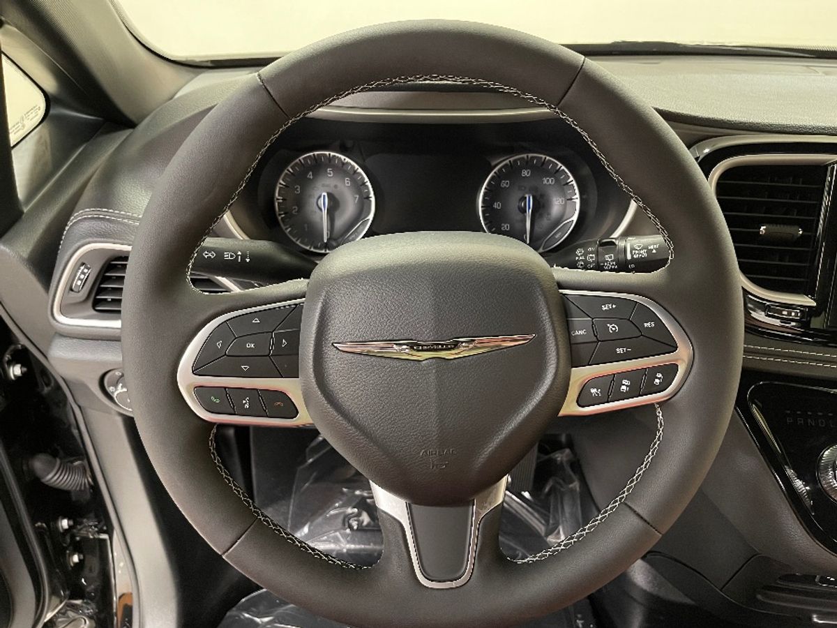 Black Chrysler Pacifica image number 15