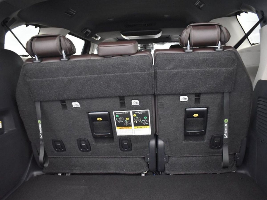 Blue Toyota Sienna image number 12