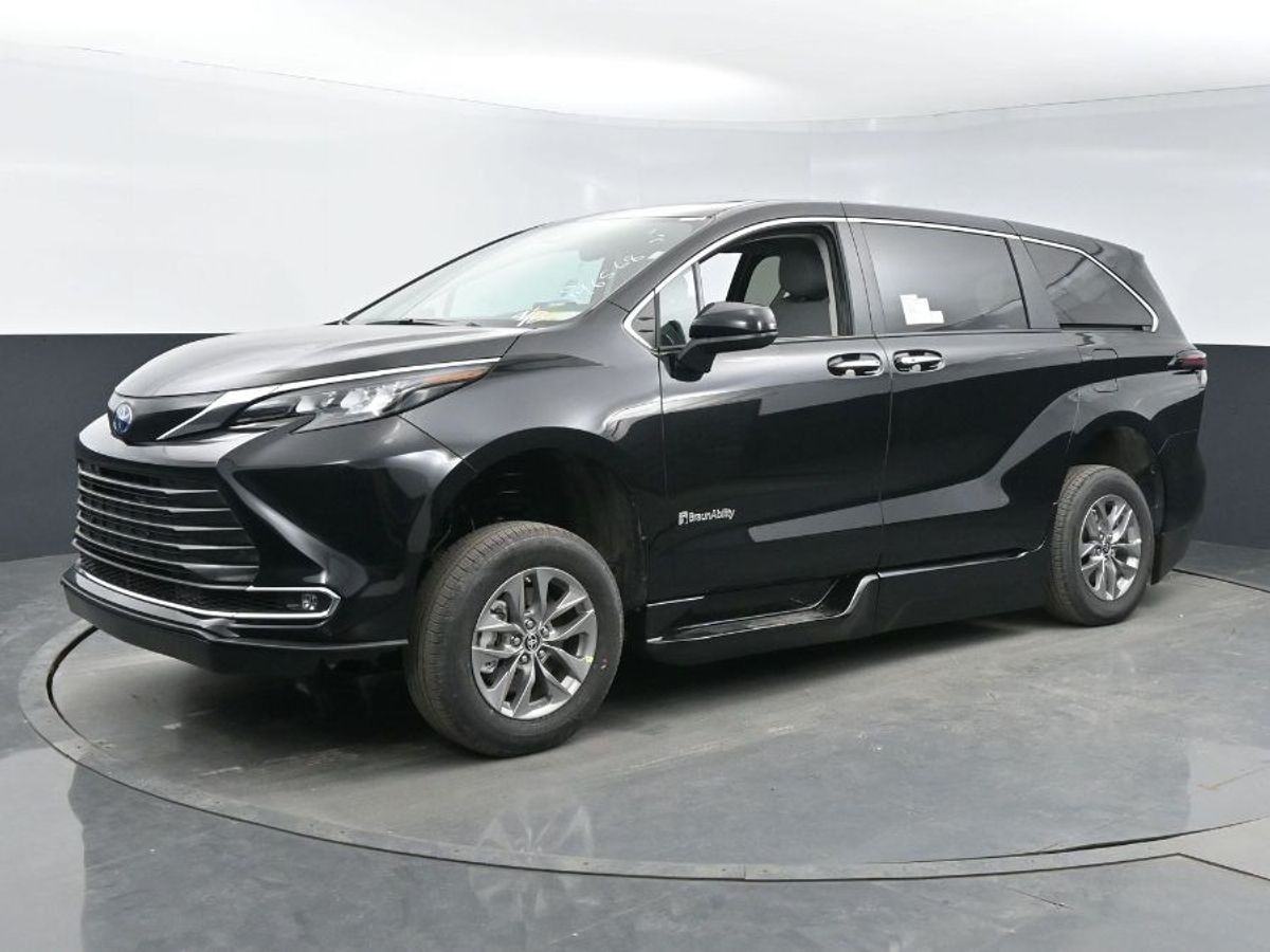 Black Toyota Sienna image number 19