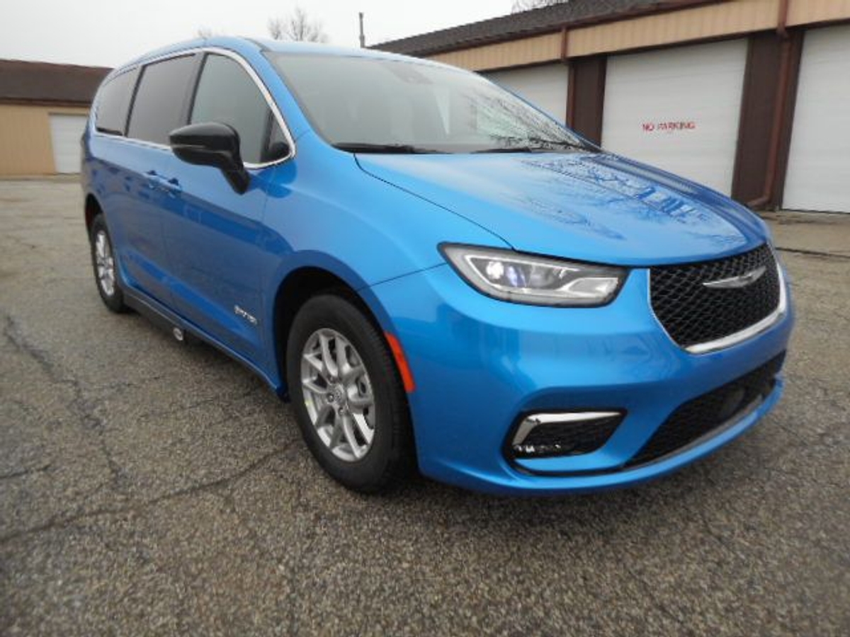 Blue Chrysler Pacifica image number 7