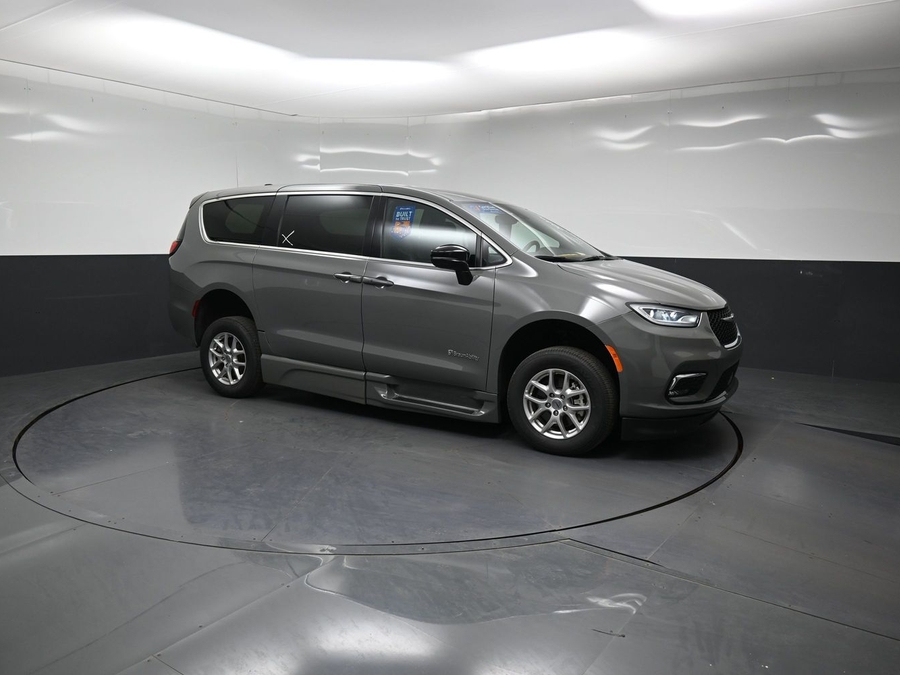 Used 2025 Chrysler Pacifica Select - BraunAbility Side Entry In Floor Automatic Ramp