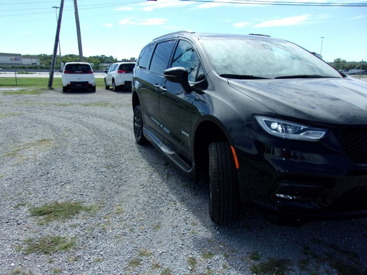 Black Chrysler Pacifica image number 4