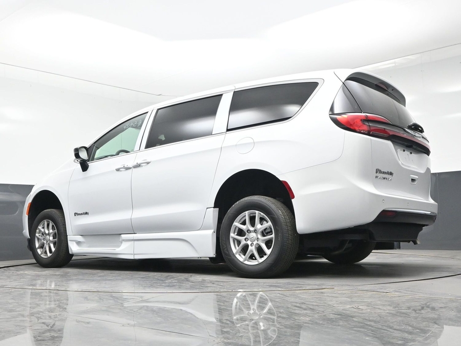 White Chrysler Pacifica image number 16