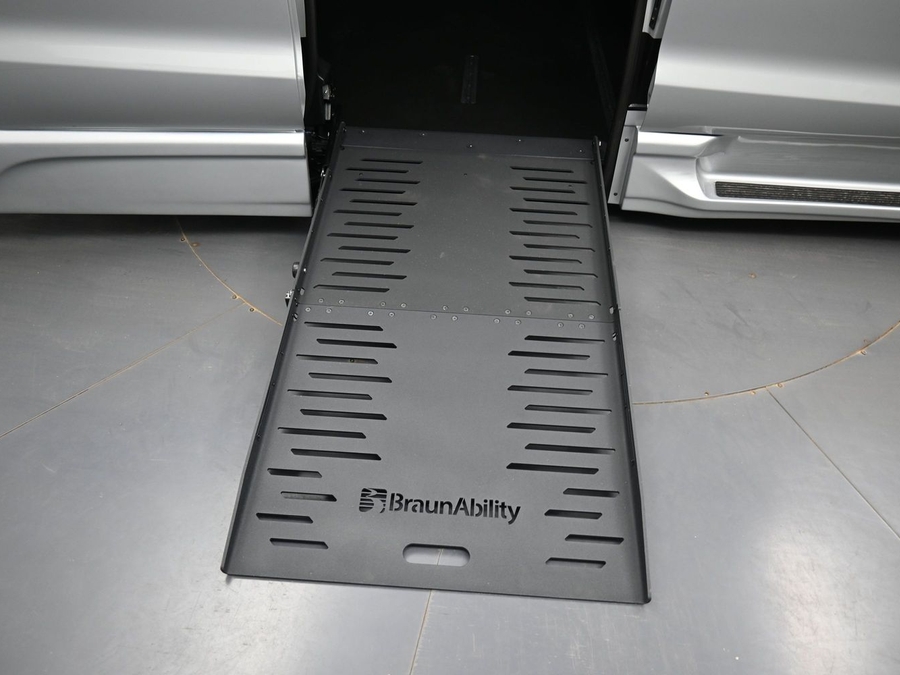 New 2026 Chrysler Pacifica Select Plus - BraunAbility Side Entry Entry Fold Out Automatic Ramp