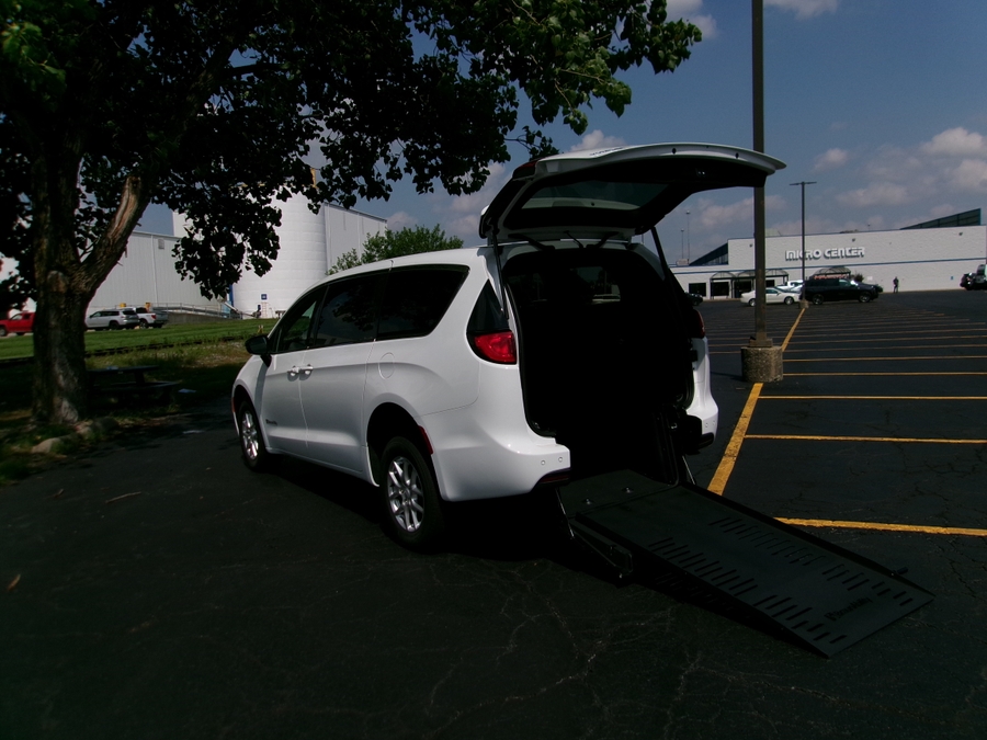 White Chrysler Voyager image number 39