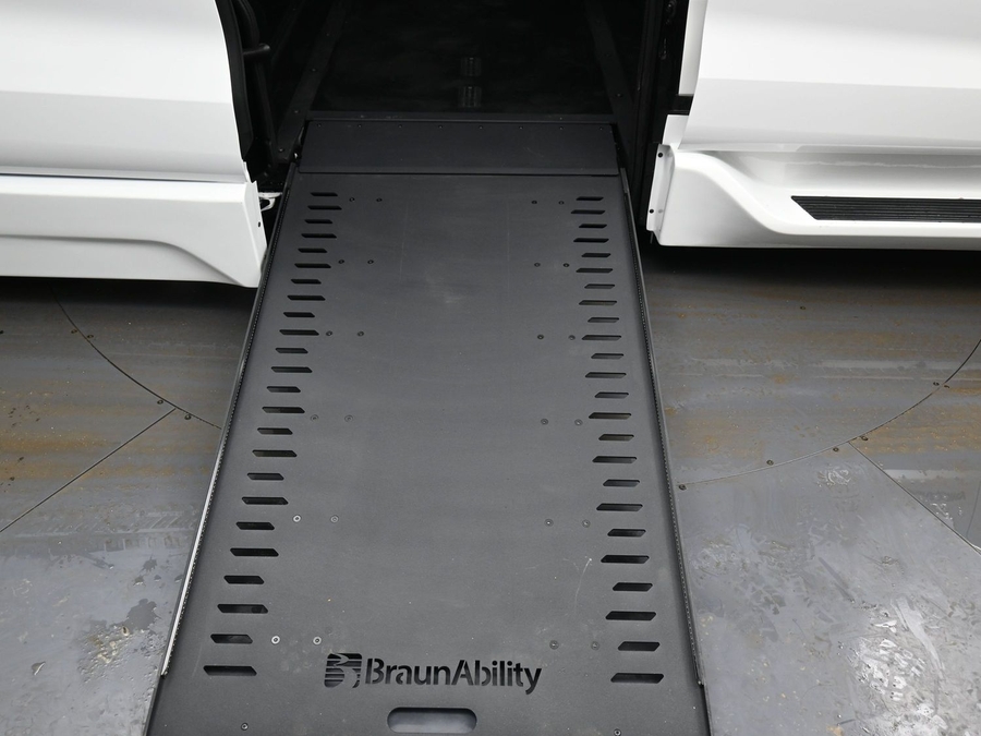 New 2025 Toyota Sienna Hybrid XSE Sport - BraunAbility Side Entry Entry In Floor Automatic Ramp