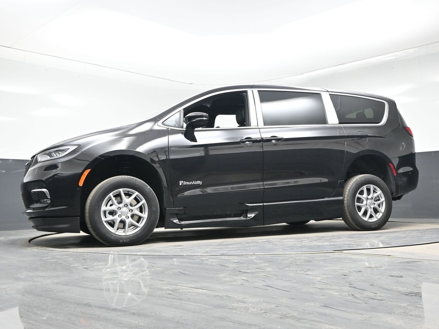 Black Chrysler Pacifica image number 19