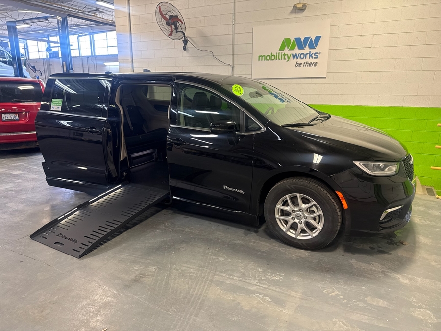 Black Chrysler Pacifica image number 5