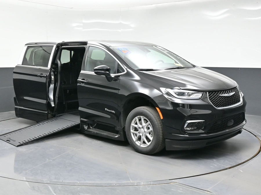 Black Chrysler Pacifica image number 6