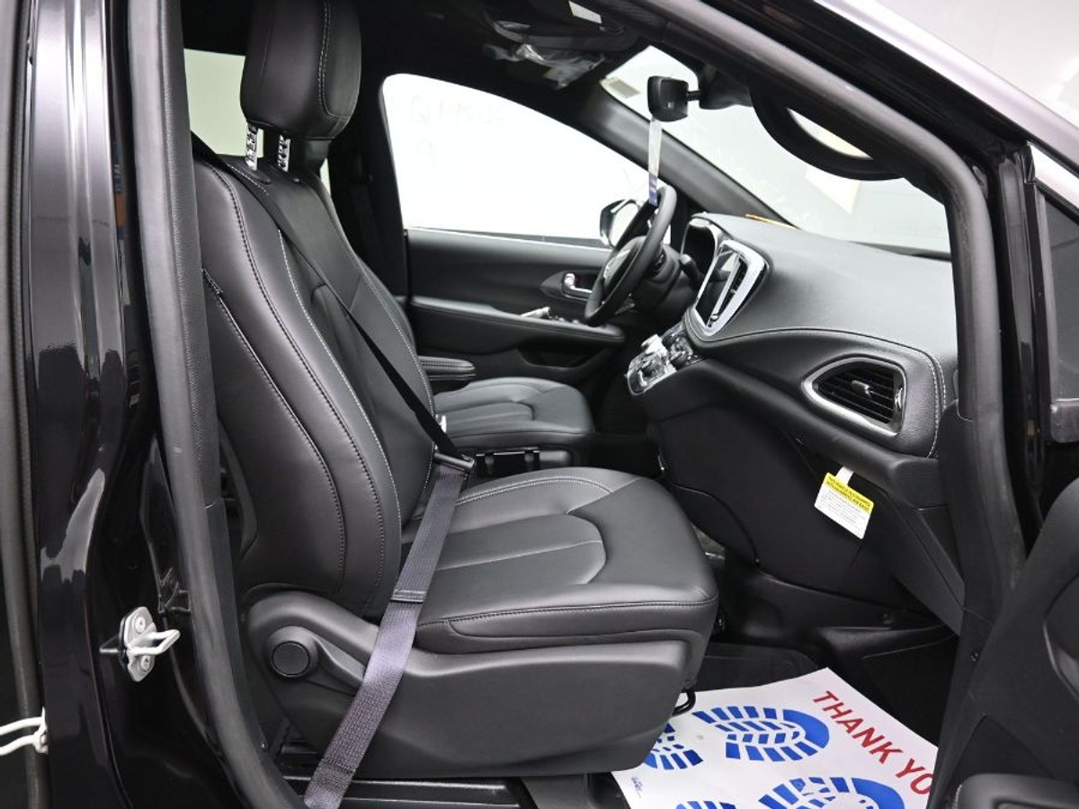 Black Chrysler Pacifica image number 8