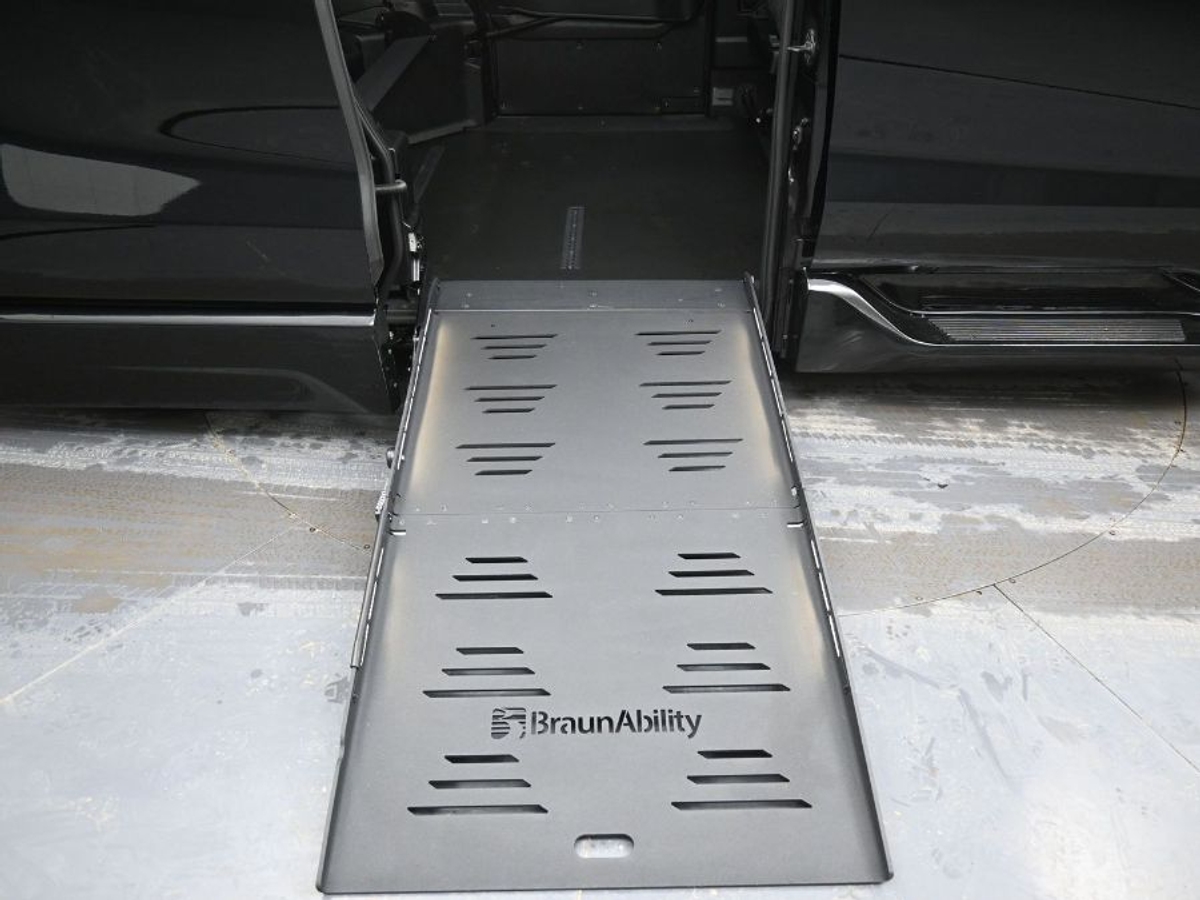 Black Toyota Sienna image number 13