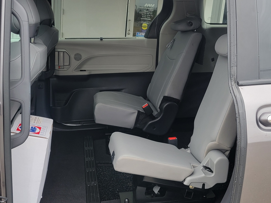 Grey Toyota Sienna image number 13