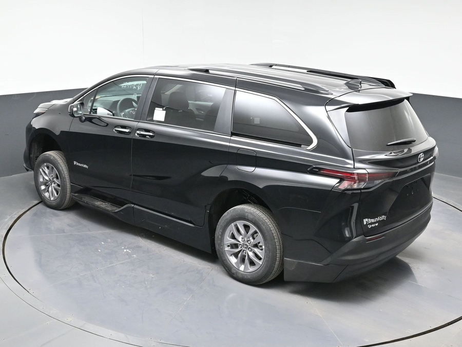 Black Toyota Sienna image number 22