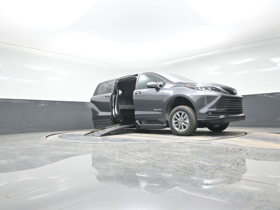 New 2025 Toyota Sienna Hybrid XLE Plus - BraunAbility Side Entry Entry Fold Out Automatic Ramp