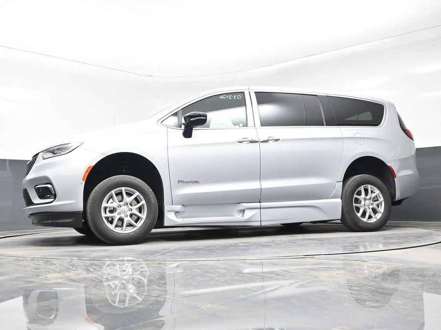 Silver Chrysler Pacifica image number 16