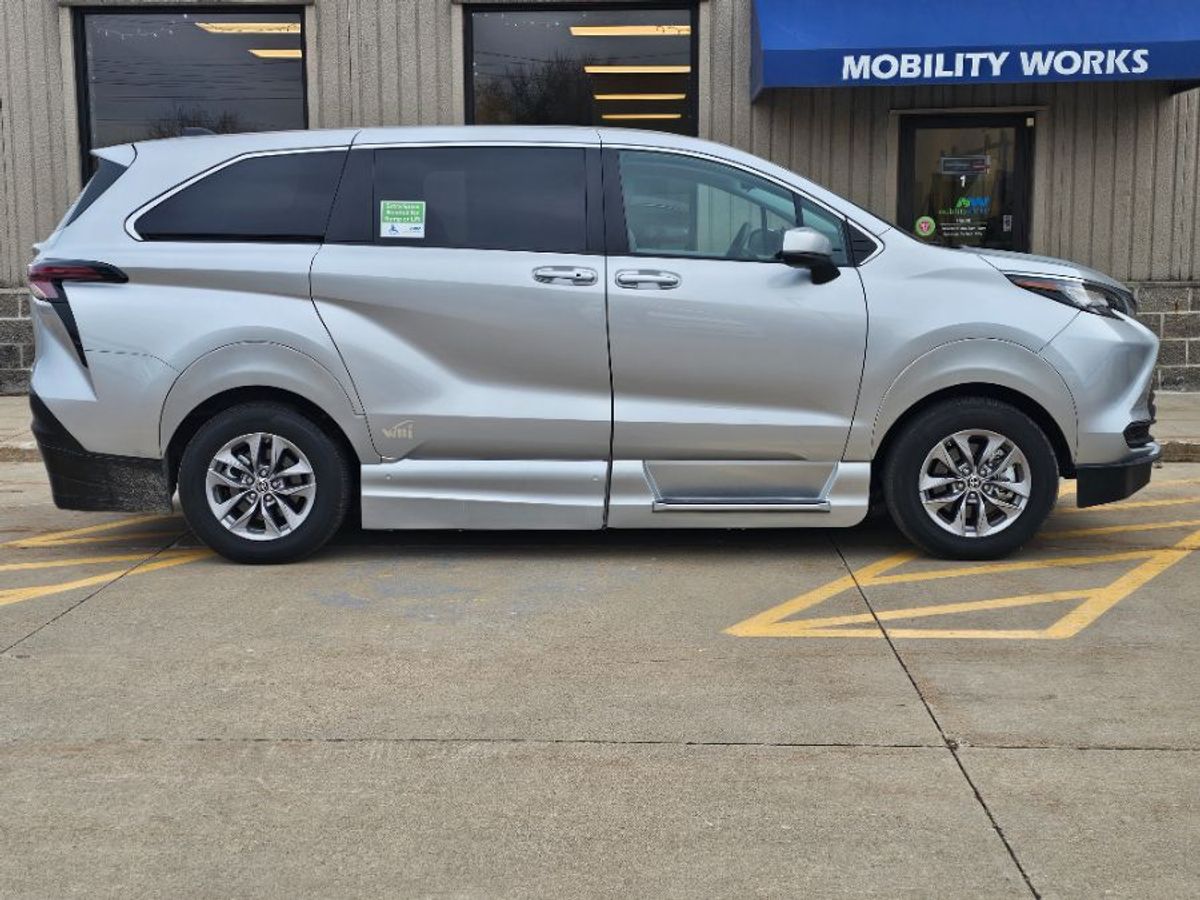 2023 TOYOTA SIENNA - Image 4