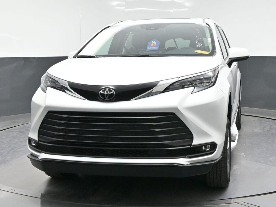 White Toyota Sienna image number 1