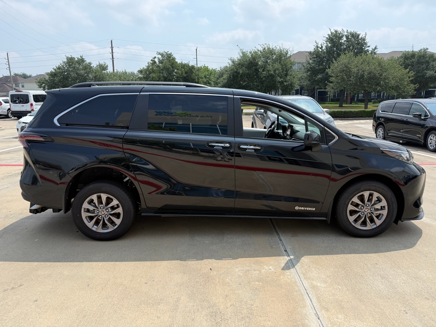 Imagen de la Toyota Sienna negra número 1