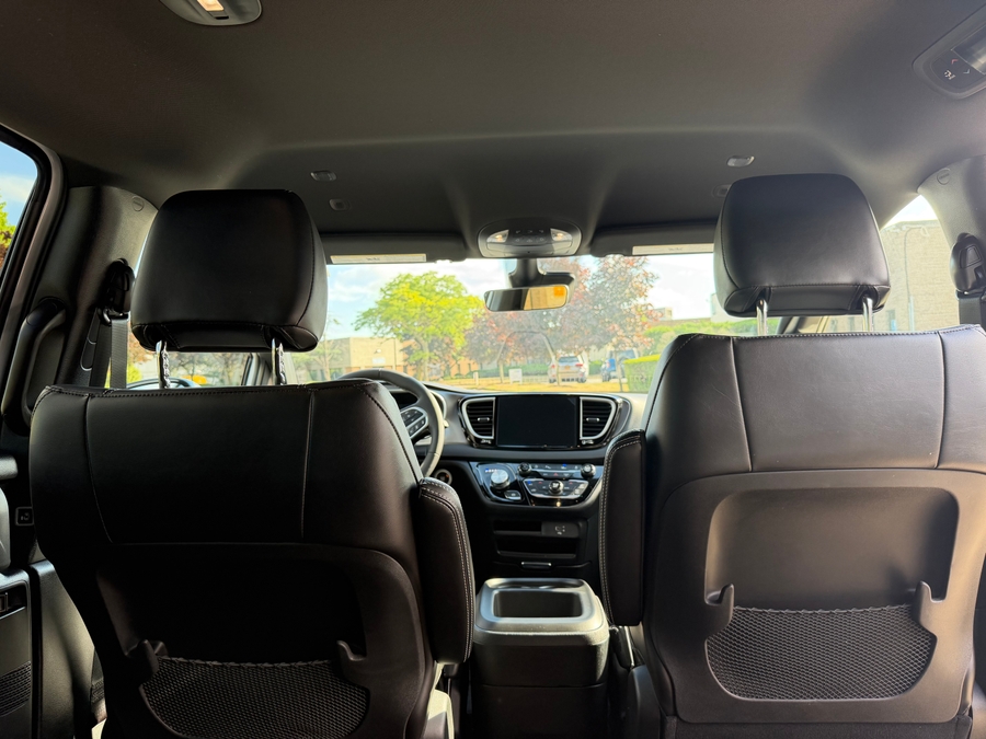 White Chrysler Voyager image number 24