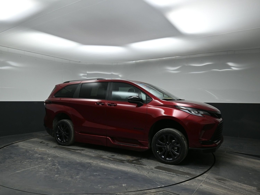 New 2025 Toyota Sienna Hybrid XSE Sport - BraunAbility Side Entry Entry Fold Out Automatic Ramp