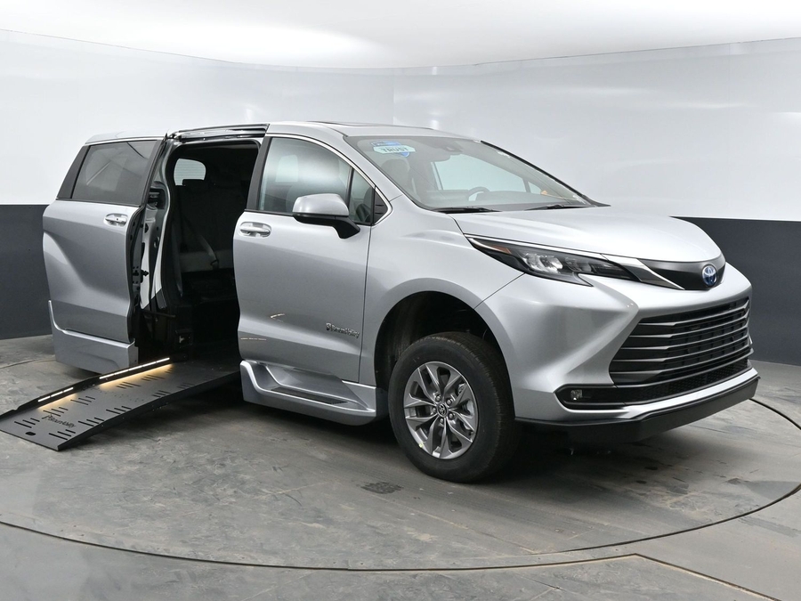 2025 Toyota Sienna XLE's photo