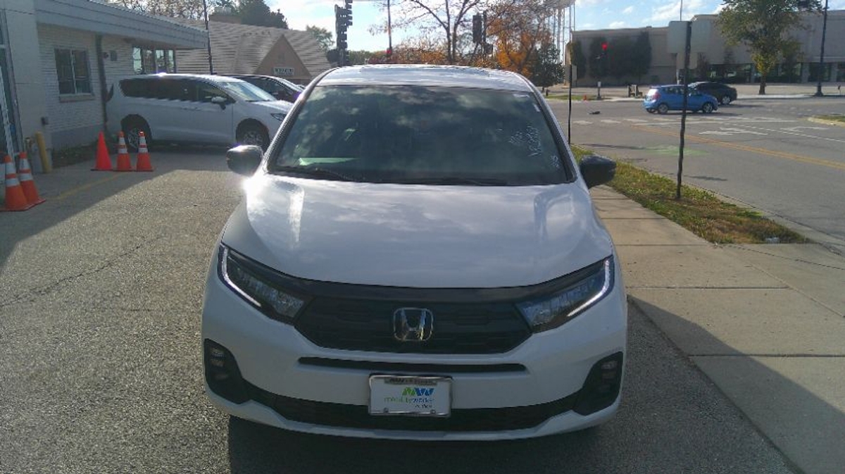 White Honda Odyssey image number 1