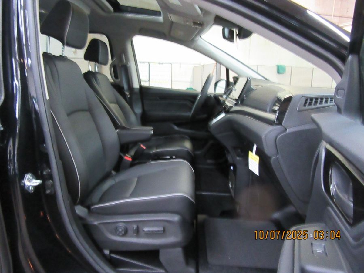 Black Honda Odyssey image number 16