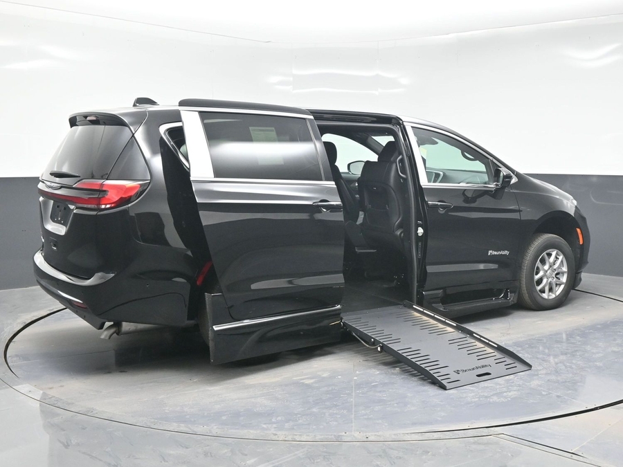 Black Chrysler Pacifica image number 6