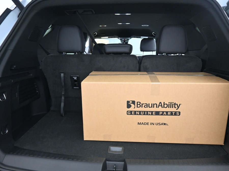 New 2026 Chevrolet Traverse 1LT - BraunAbility Side Entry In Floor Automatic Ramp