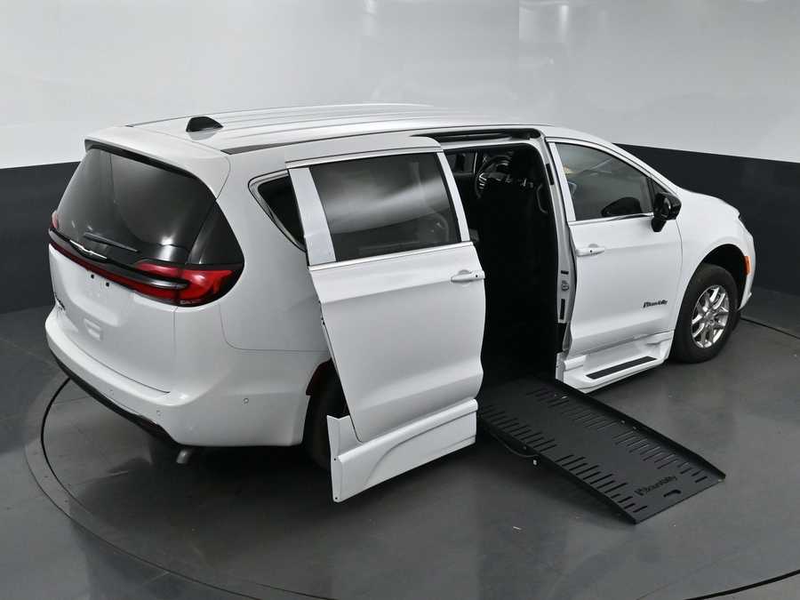 New 2025 Chrysler Pacifica Select Safety - BraunAbility Side Entry Entry Fold Out Automatic Ramp