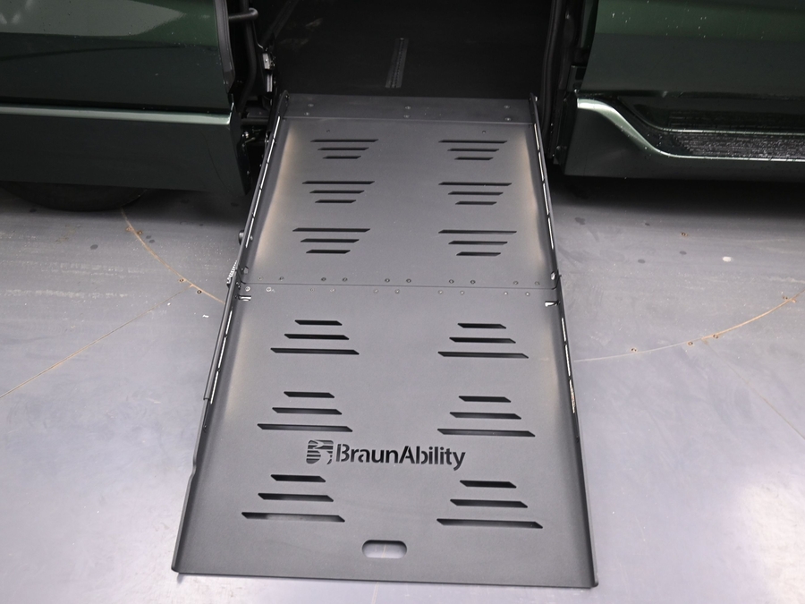 New 2026 Toyota Sienna Hybrid LE - BraunAbility Side Entry Fold Out Automatic Ramp