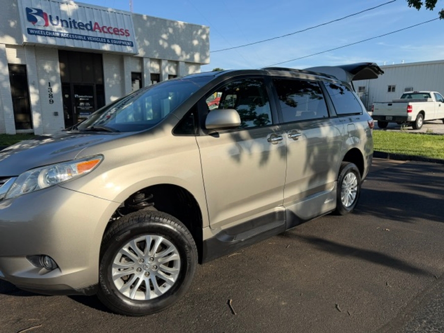 Used 2017 Toyota Sienna XLE - VMI Side Entry In Floor Automatic Ramp