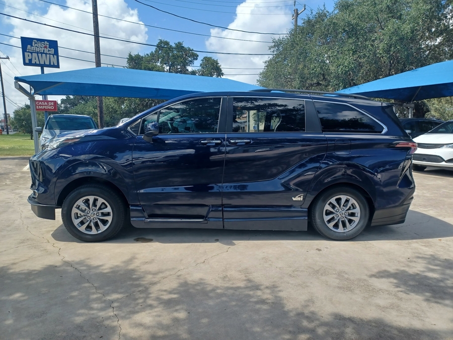 Blue Toyota Sienna image number 6