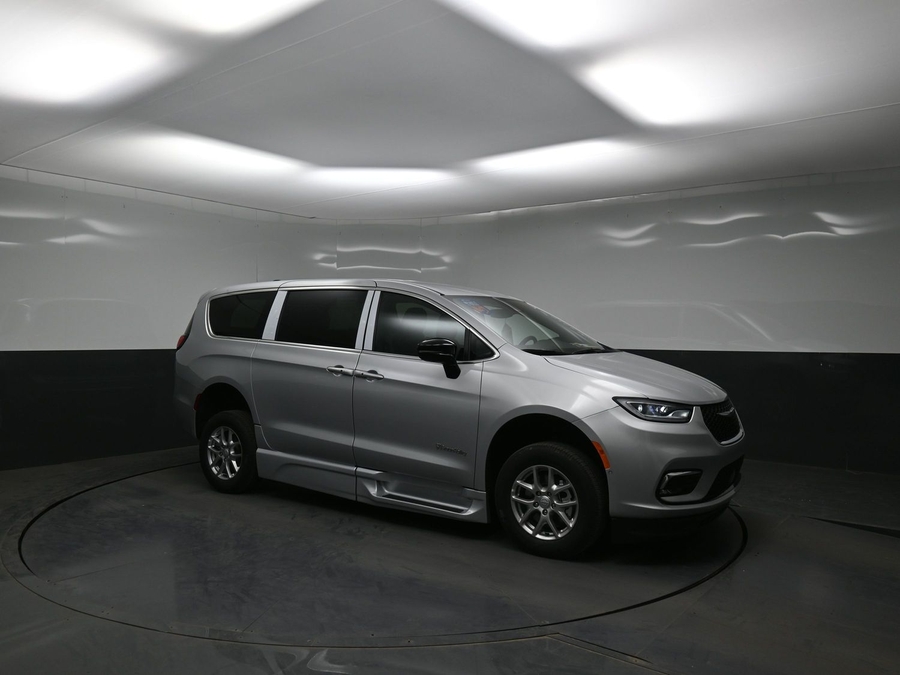 Silver Chrysler Pacifica image number 14