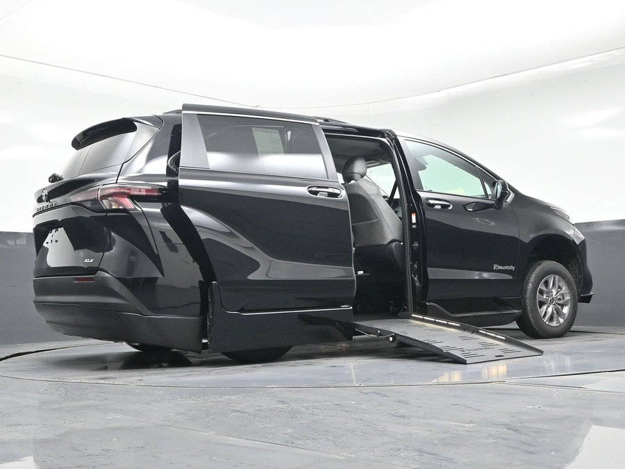 Black Toyota Sienna image number 18