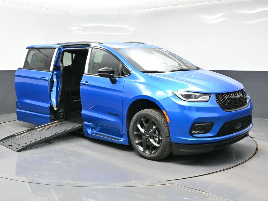 2026 Chrysler Pacifica Select's photo