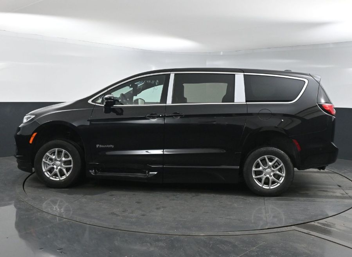 Black Chrysler Pacifica image number 3