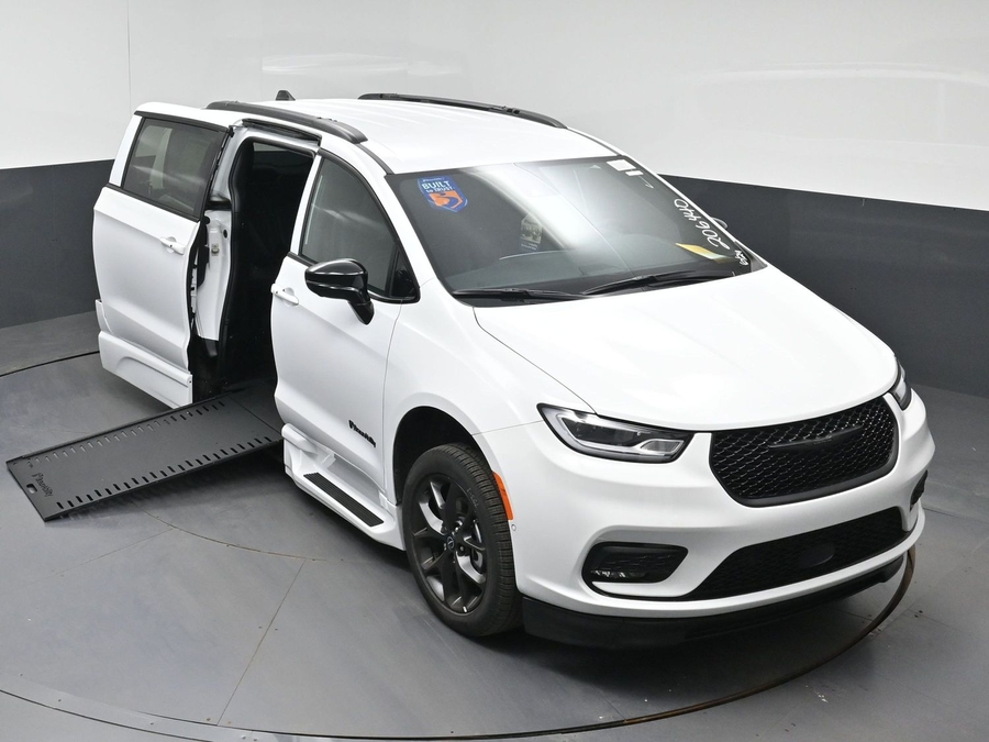 White Chrysler Pacifica image number 19