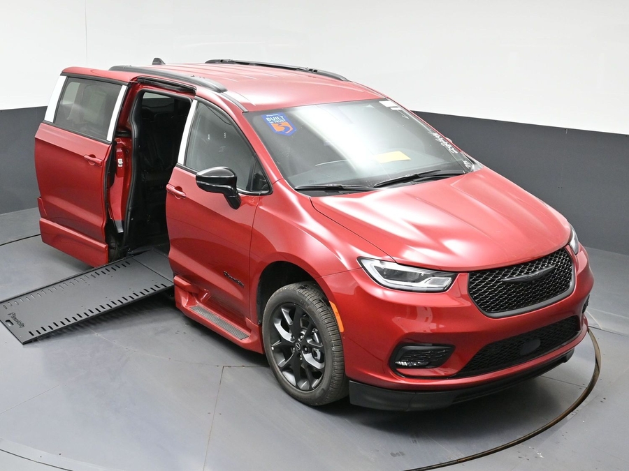 New 2026 Chrysler Pacifica Select Sport - BraunAbility Side Entry In Floor Automatic Ramp